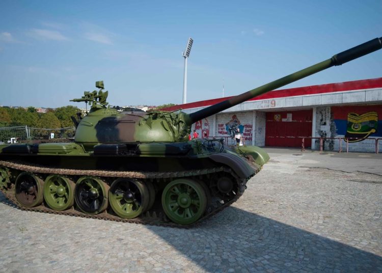 Crvena zvezda ispred stadiona postavila tenk iz Vukovara