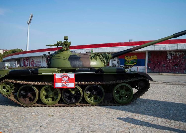 Crvena zvezda ispred stadiona postavila tenk iz Vukovara