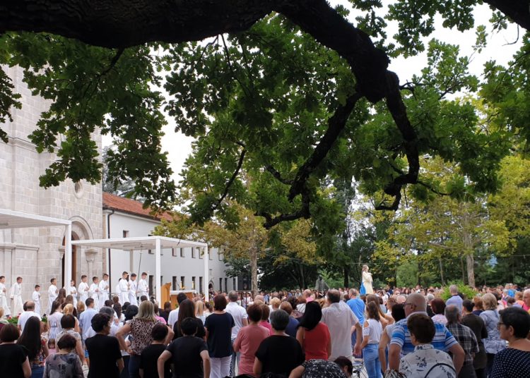 Devetnice okupljaju veliki broj vjernika na Širokom Brijegu (FOTO)