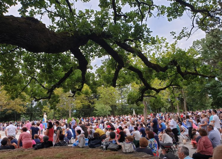 Devetnice okupljaju veliki broj vjernika na Širokom Brijegu (FOTO)
