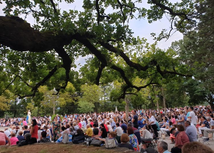 Devetnice okupljaju veliki broj vjernika na Širokom Brijegu (FOTO)