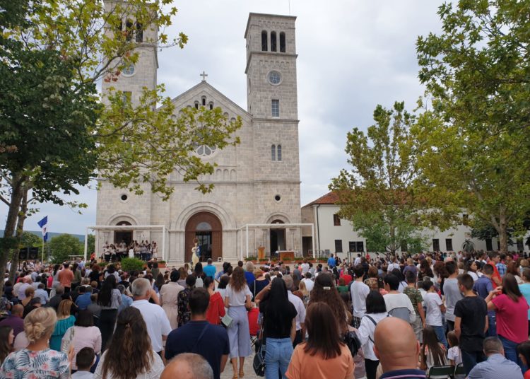 Devetnice okupljaju veliki broj vjernika na Širokom Brijegu (FOTO)