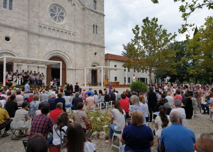Devetnice okupljaju veliki broj vjernika na Širokom Brijegu (FOTO)