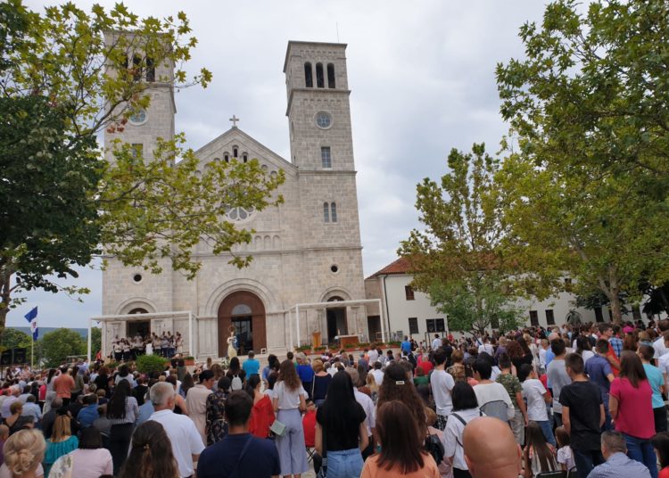 Devetnice okupljaju veliki broj vjernika na Širokom Brijegu (FOTO)