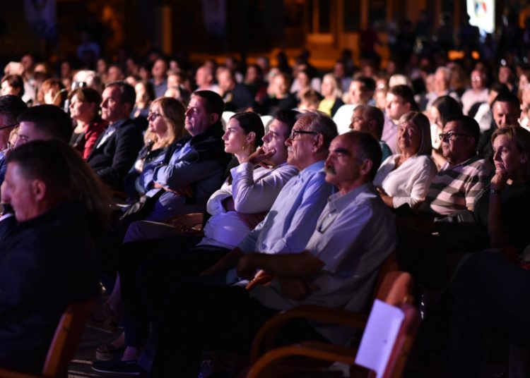 Klapa Vinčace drugi put zaredom pobijedila u muškoj konkurenciji, publika nagradila klapu Contra