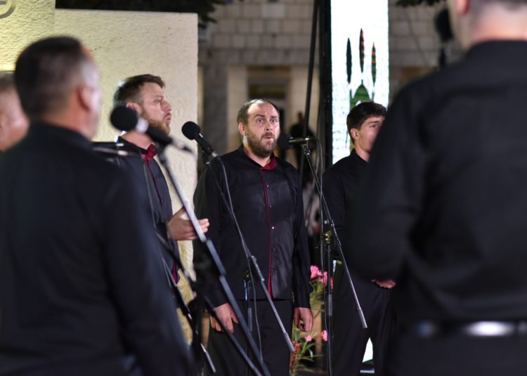 Klapa Vinčace drugi put zaredom pobijedila u muškoj konkurenciji, publika nagradila klapu Contra