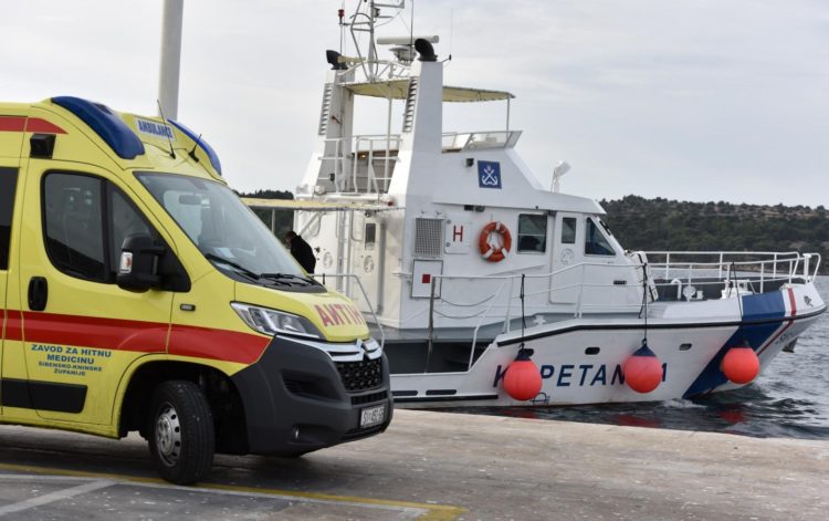 Turist umro na brodu kod Hvara, djeca u bolnici: Otrovali su se hranom?