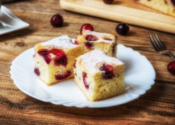 Recept za brzi kolač s jogurtom i višnjama