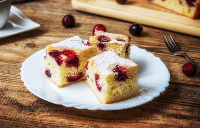 Recept za brzi kolač s jogurtom i višnjama