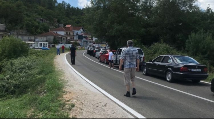 Putnici na prijelazu Doljani čekaju i do četiri sata na prelazak granice