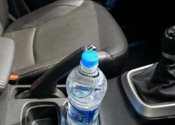 Zašto ne smijemo piti vodu iz plastične boce koja je stajala u autu?