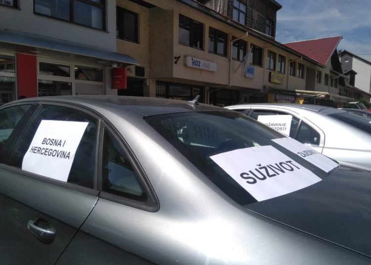 Na automobilima u Uskoplju opet osvanuli grafiti