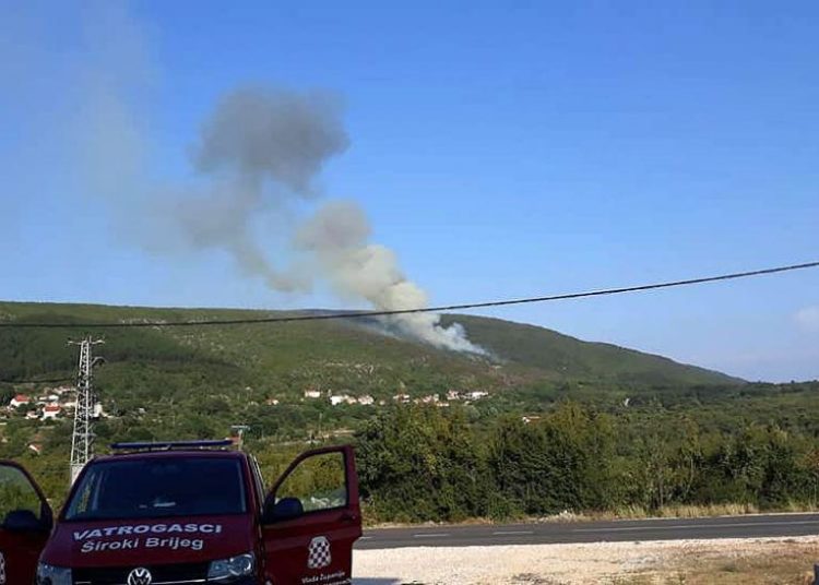 Požar u Buhovu stavljen pod kontrolu nakon višesatnih napora vatrogasaca