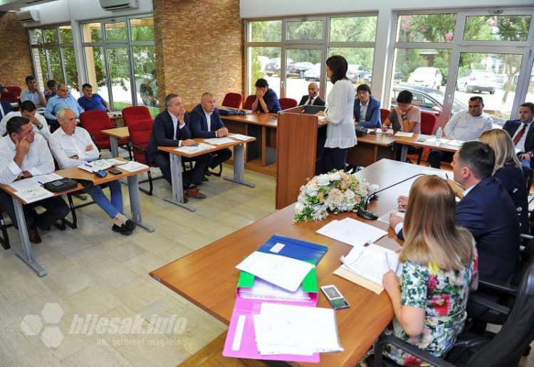 ŽZH: Za učenike od 1. do 5. razreda besplatni udžbenici, usvojen prijedlog zakona o turizmu