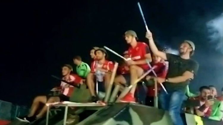 Igrači Zvezde sa šljemovima u oklopnom vozilu paradirali Beogradom, navijači pjevali četničke pjesme