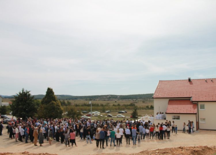 Svečani blagoslov nove župne kuće u hercegovačkim Vinjanima