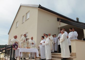 Svečani blagoslov nove župne kuće u hercegovačkim Vinjanima