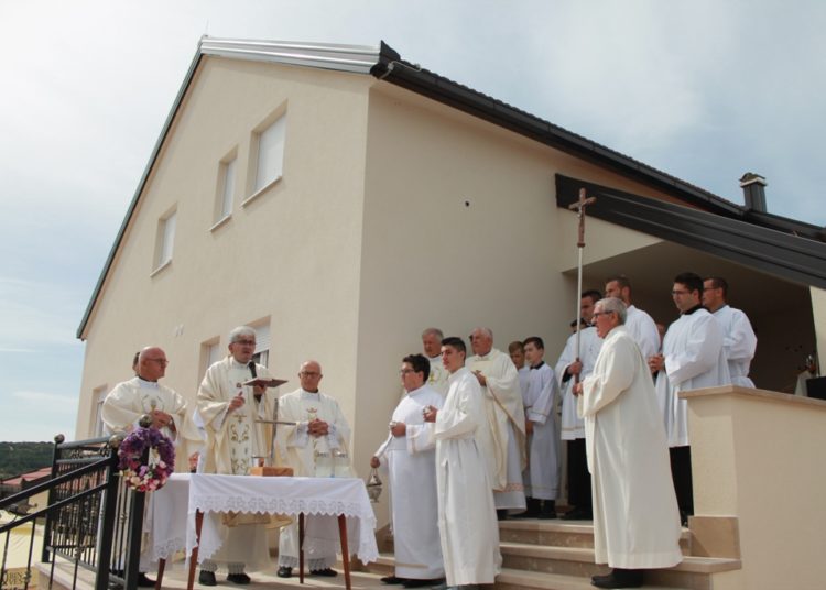 Svečani blagoslov nove župne kuće u hercegovačkim Vinjanima