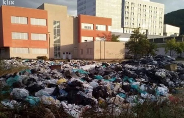 Tone smeća u blizini Sveučilišne kliničke bolnice Mostar