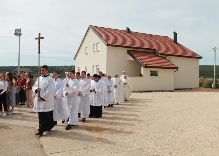 Svečani blagoslov nove župne kuće u hercegovačkim Vinjanima