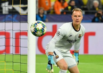 Borussia (D) oštećena protiv Barcelone: Kako je moguće da sudac nije vidio ovakav “izlet”?