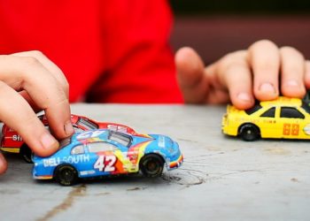 Brm, brm: Igranje s autićima razvija maštu, finu motoriku…