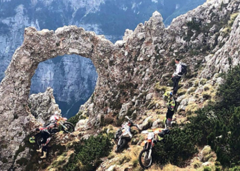 Vandalizam: Motociklima se popeli na Hajdučka vrata i oštetili ih