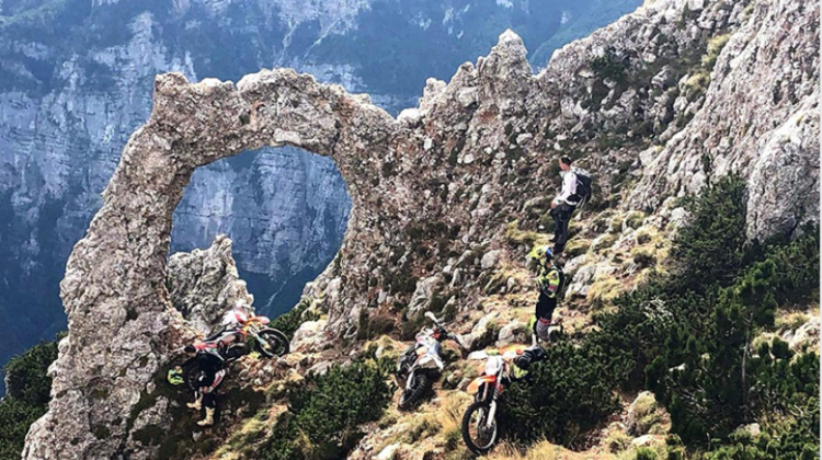 Vandalizam: Motociklima se popeli na Hajdučka vrata i oštetili ih