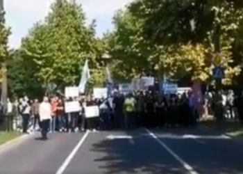 Uz povike tekbir i Allahu Ekber protivnici “Parade ponosa” šetaju Alipašinom ulicom u Sarajevu