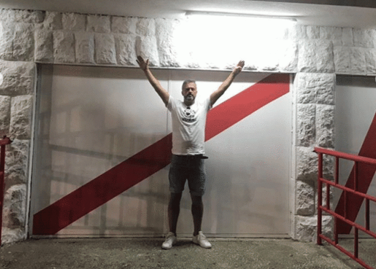 Glumac ispred stadiona pod Bijelim Brijegom: Mostar u srcu, Velež do groba