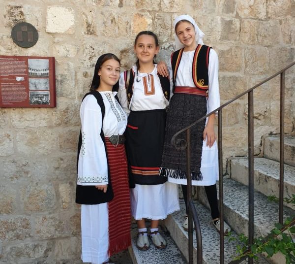 Učenice iz Širokog Brijega sudjelovale na 12. Smotri turističke kulture s temom “Kako su se liječili naši stari”