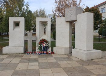 Posušje: Položen vijenac za poginule hrvatske branitelje