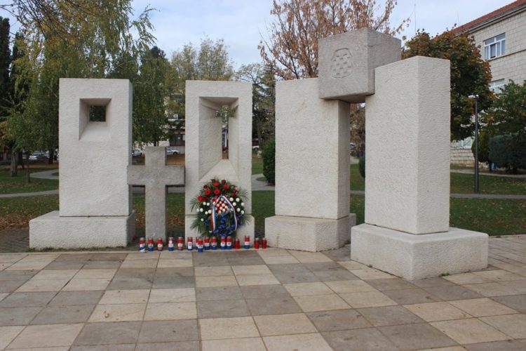 Posušje: Položen vijenac za poginule hrvatske branitelje