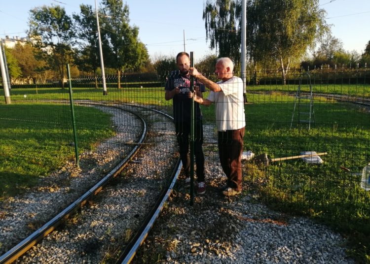 Kaos u Zagrebu: Obitelj postavila ogradu na okretištu tramvaja