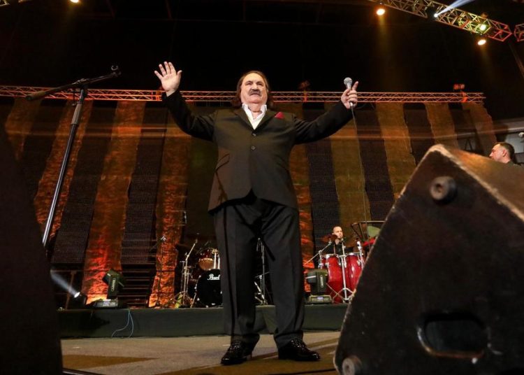 Miši drhtao glas od uzbuđenja, pjesmama rasplakao publiku u prepunoj Areni