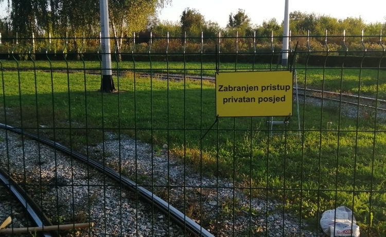 Kaos u Zagrebu: Obitelj postavila ogradu na okretištu tramvaja