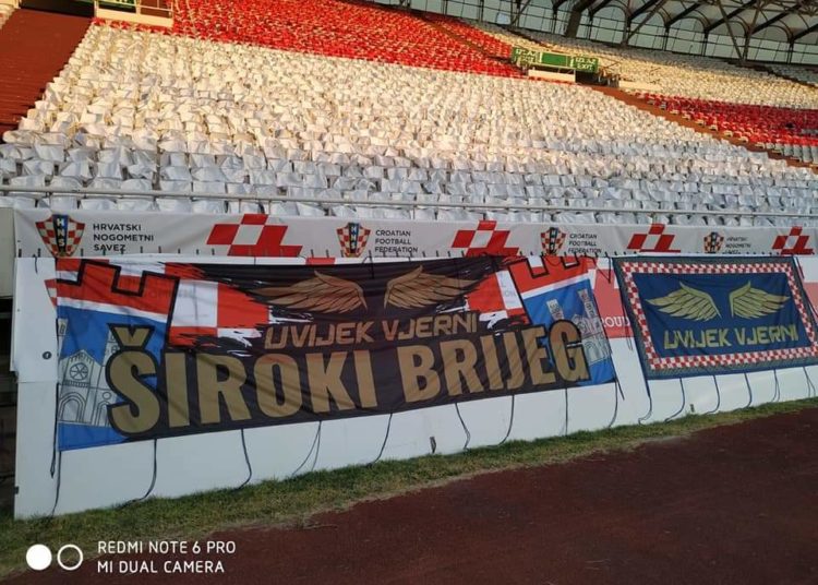 Na Poljudu postavljeni transparenti Uvijek vjerni Široki Brijeg i Grude