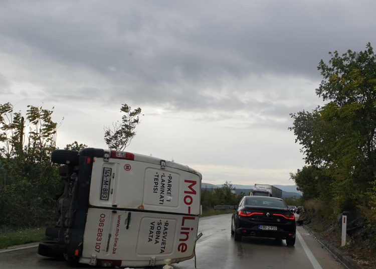 Široki Brijeg – Mostar: Prevrnuo se kombi u Međinama