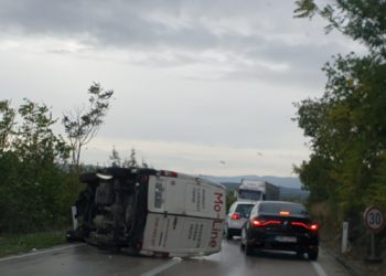 Široki Brijeg – Mostar: Prevrnuo se kombi u Međinama