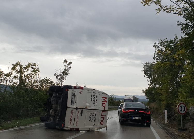 Široki Brijeg – Mostar: Prevrnuo se kombi u Međinama