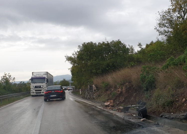 Široki Brijeg – Mostar: Prevrnuo se kombi u Međinama