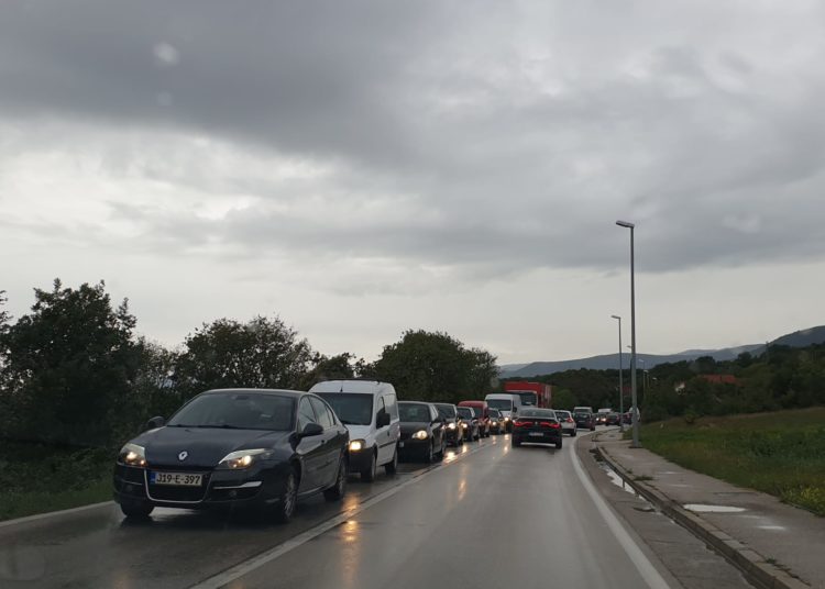 Široki Brijeg – Mostar: Prevrnuo se kombi u Međinama