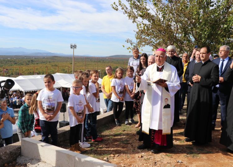 Svečano obilježena 50. obljetnica osnutka Župe Buhovo i u rad pušten mjesni vodovod