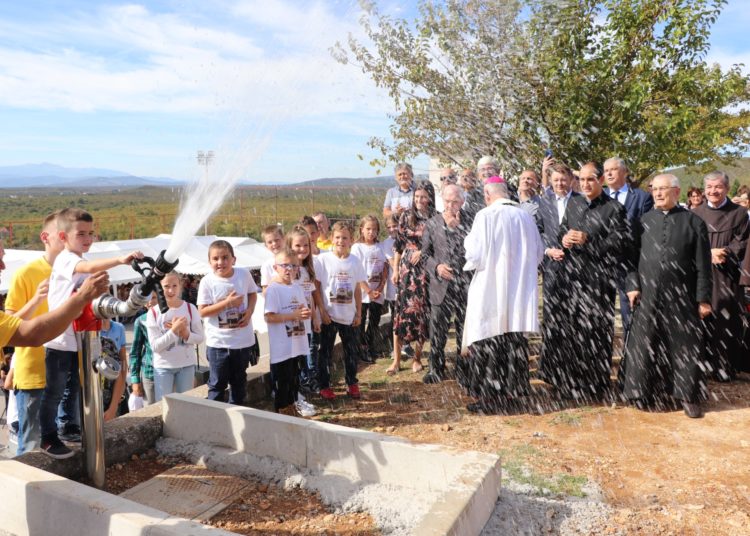 Svečano obilježena 50. obljetnica osnutka Župe Buhovo i u rad pušten mjesni vodovod