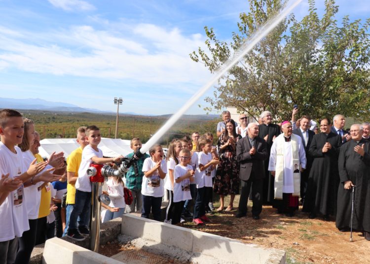Svečano obilježena 50. obljetnica osnutka Župe Buhovo i u rad pušten mjesni vodovod