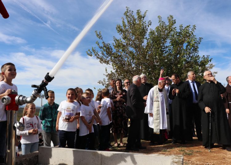 Svečano obilježena 50. obljetnica osnutka Župe Buhovo i u rad pušten mjesni vodovod