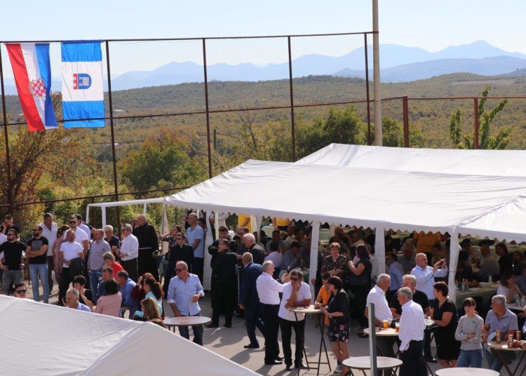 Svečano obilježena 50. obljetnica osnutka Župe Buhovo i u rad pušten mjesni vodovod