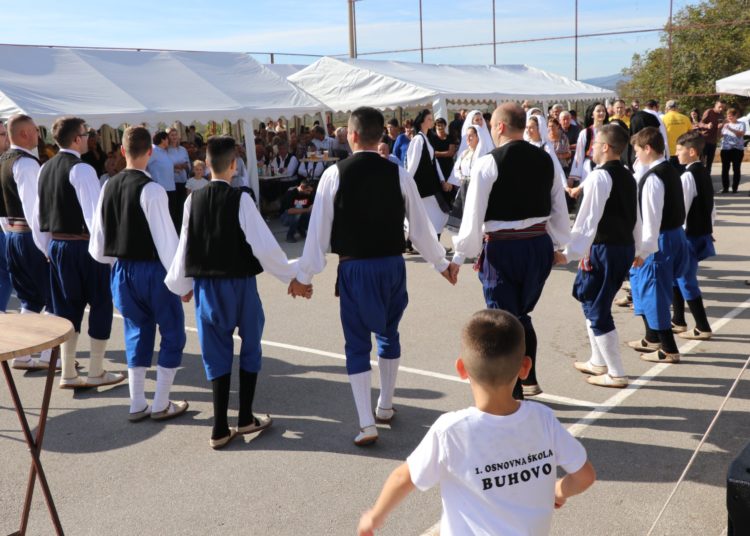 Svečano obilježena 50. obljetnica osnutka Župe Buhovo i u rad pušten mjesni vodovod