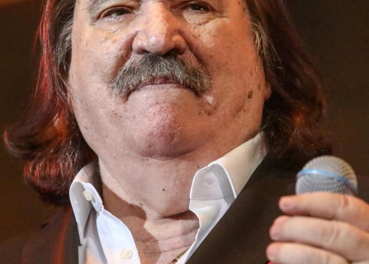 Miši drhtao glas od uzbuđenja, pjesmama rasplakao publiku u prepunoj Areni