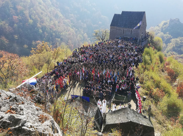 Biskup Vukšić na Bobovcu: Neka umre korupcija i nepotizam, neka se omogući povratak onima koji to žele i neka prestane novo iseljavanje